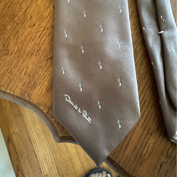 Oscar de la Renta Tie - Picture 3 of 4
